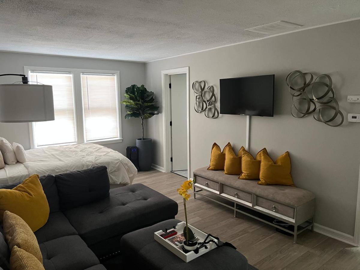 Cozy Studio Centrally Located Apartment Уестървил Екстериор снимка