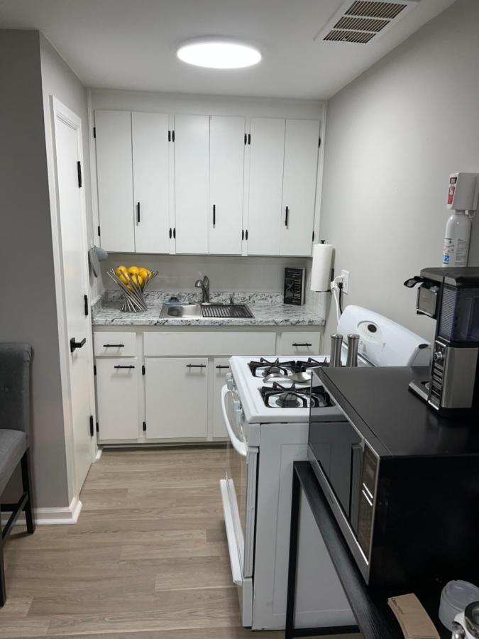 Cozy Studio Centrally Located Apartment Уестървил Екстериор снимка